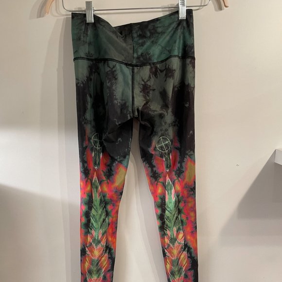 TEEKI Tie Dye Eagle Feather Green Hot Pants Yoga Patterned Leggings Size Small - Picture 2 of 6